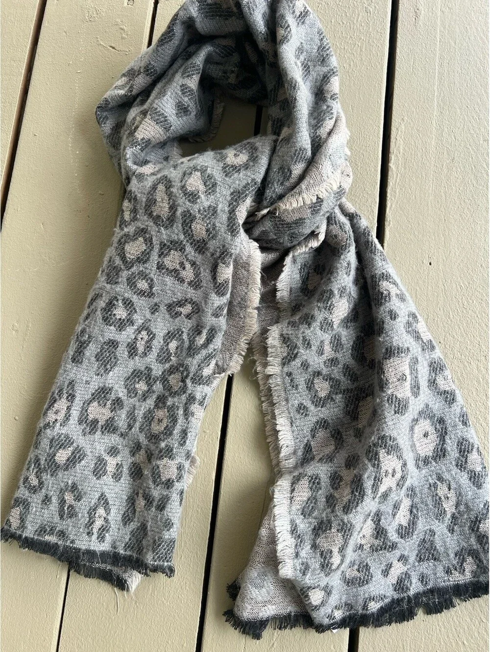 Stella & Dot Women Leopard Print  Gray Scarf One Size 26” X76”.